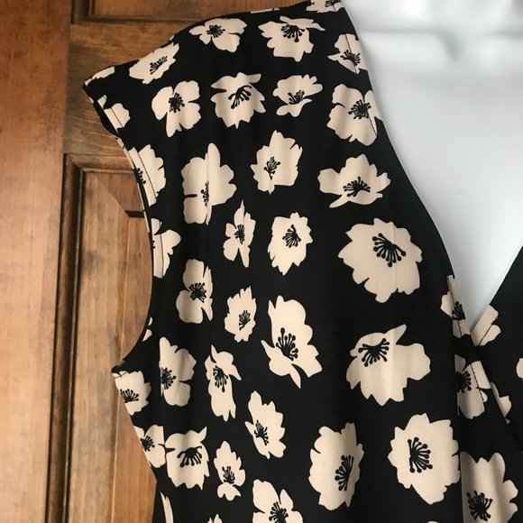 NWT Anne Klein Black w/Ivory Scattered Flowers Deep V Dress Size 14 - Picture 4 of 15